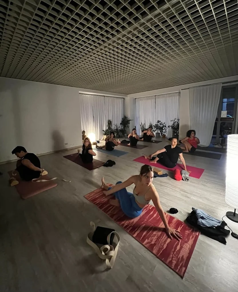 Persona che pratica yoga